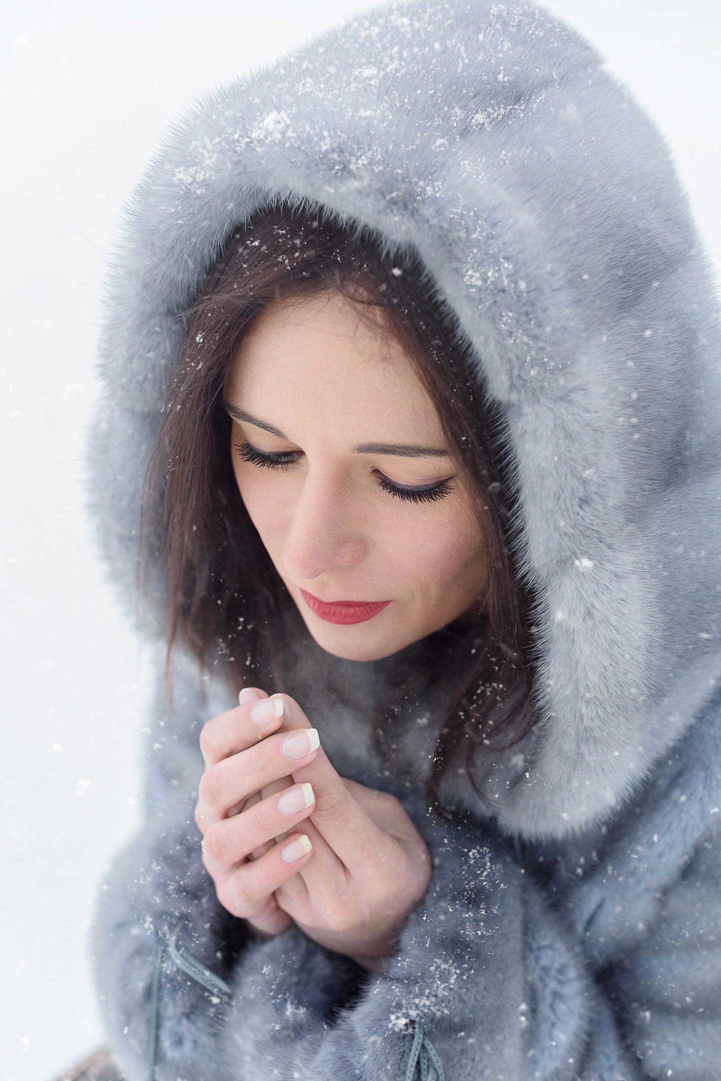 Frauen Portraitfotografie im Winter auf der Natur. Frost und Schnee