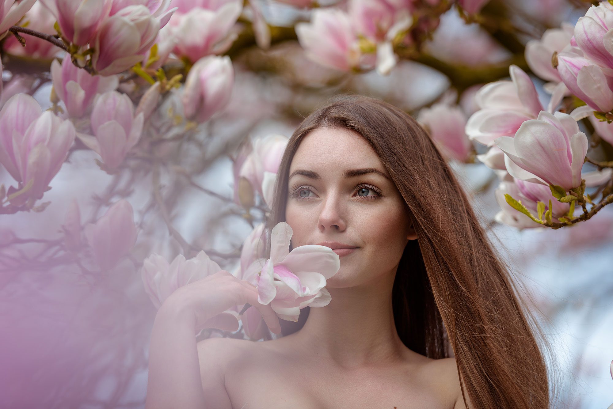 Portrait Fotograf Osnabrück. Magnolia Tree Beauty. Frau in Magnolia. A woman in Magnolia. Frühling blüht. Spring blooms.
