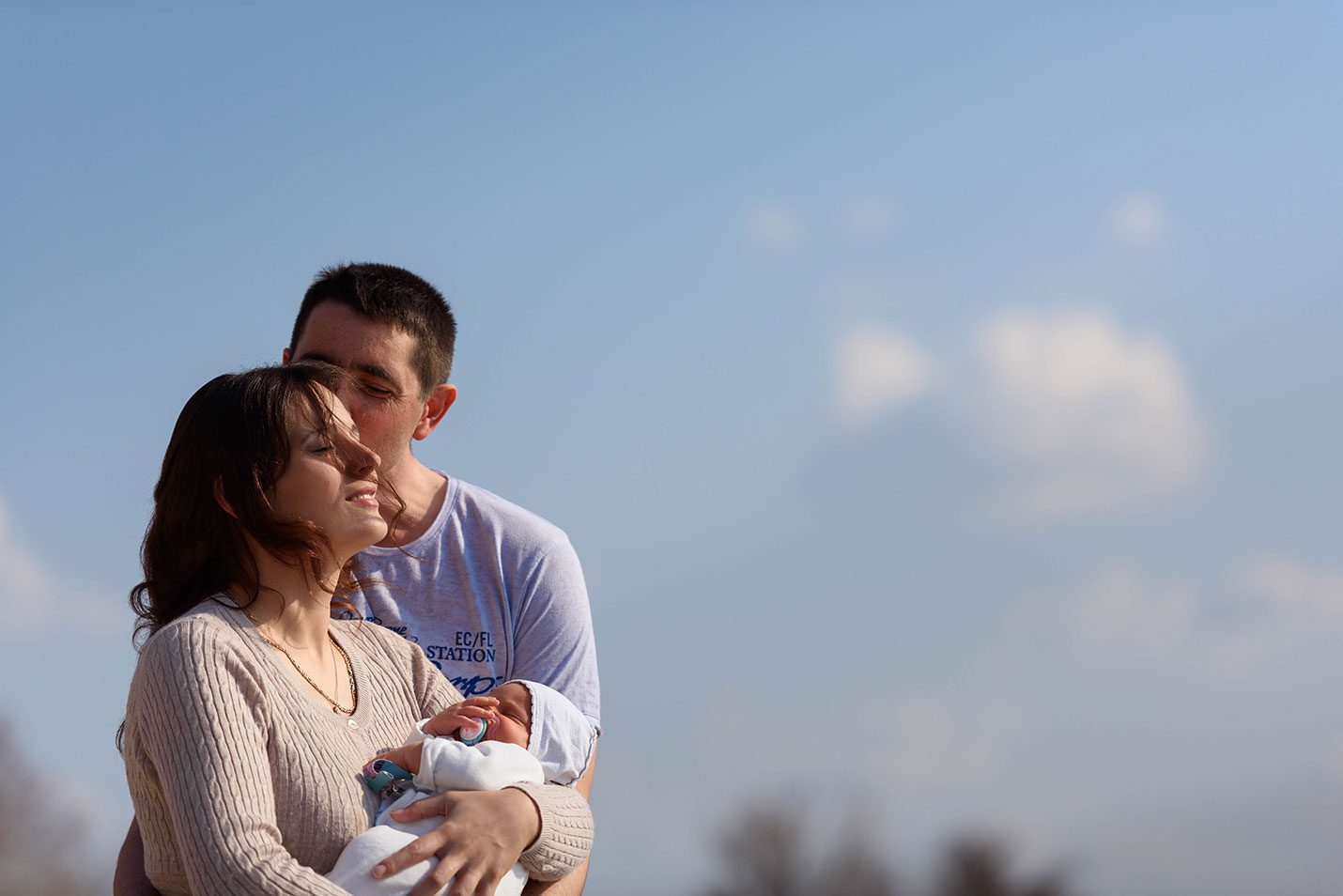 Familien Fotoshooting Neugeborene. Auf der Natur am Fluss. Lifestyle photography