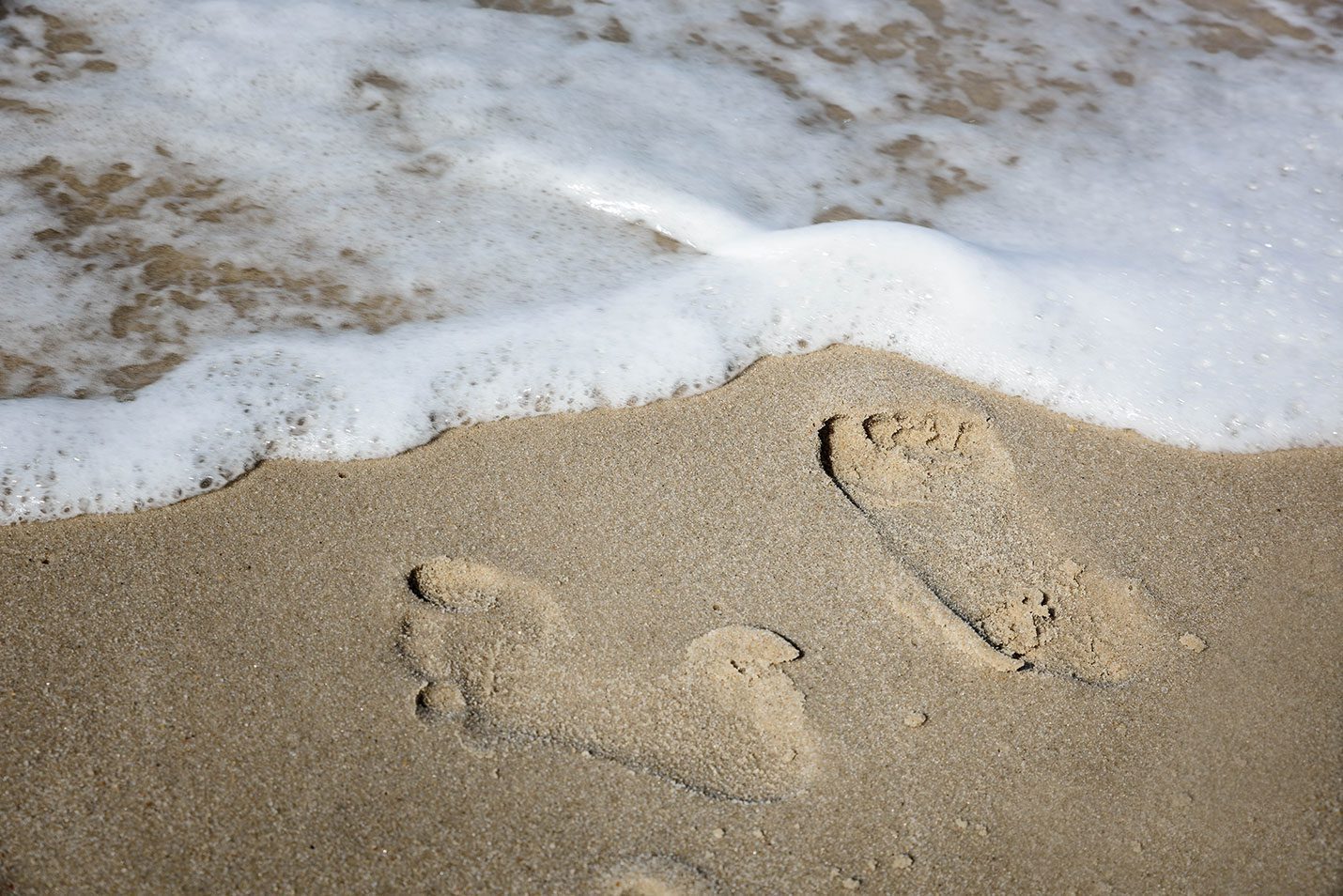 Sylt Feeling. Insel Sylt Westerland. Strand. Promenade. Blau. Blau. Meer. Sea. Fußabdrücke auf dem Sand. Footprints on the sand